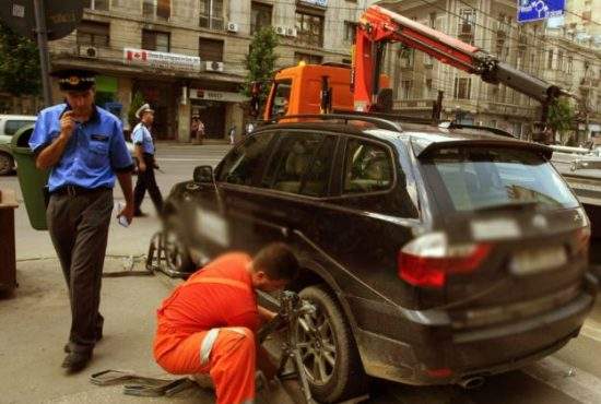 Poliţiştii din Bucureşti s-au chinuit 12 ore să ridice o maşină din cauza greutăţii imense a icoanelor din parbriz
