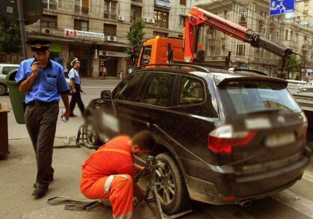 Poliţiştii din Bucureşti s-au chinuit 12 ore să ridice o maşină din cauza greutăţii imense a icoanelor din parbriz