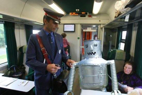 România a creat un robot inteligent, care merge cu trenul fără bilet şi dă 5 lei la naş