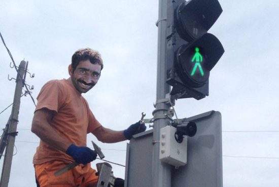 Ingenios! Un român a furat un semafor şi acum trece strada pe unde vrea el