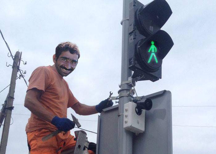 Ingenios! Un român a furat un semafor şi acum trece strada pe unde vrea el