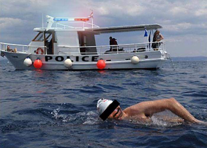 Încă un român a traversat Canalul Mânecii înot, dar la final poliţia britanică tot l-a arestat pentru furt