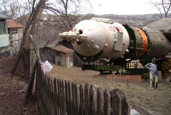 Un român care a lucrat la racheta Soiuz și-a construit una în curte din piese luate de la uzină