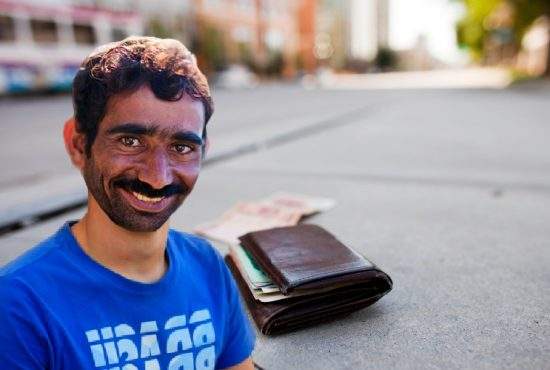 Un român a văzut un portofel cu 4000 de euro pe jos şi nu l-a luat de frica virusului