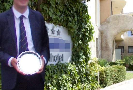 Un român prins plecând din hotel cu o farfurie susţine că a câştigat-o la tenis