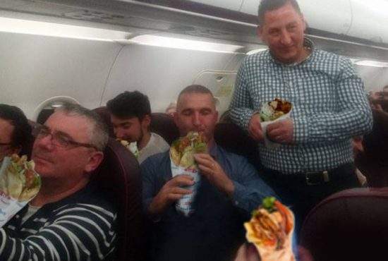 O companie aeriană le dă românilor șaorme la finalul zborului, ca să nu mai poată aplauda la aterizare