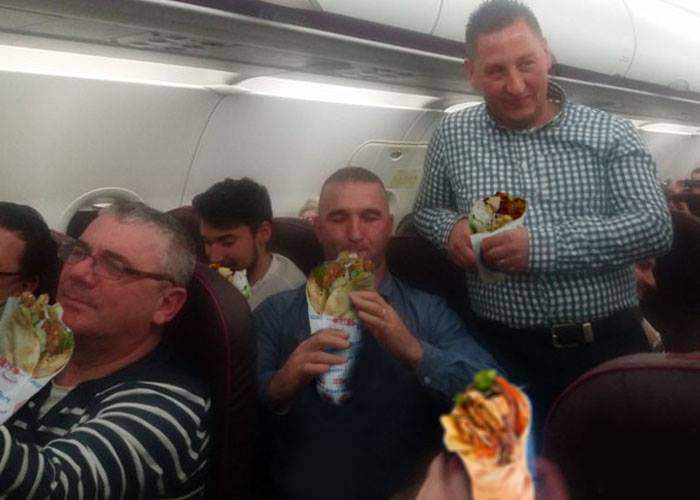 O companie aeriană le dă românilor șaorme la finalul zborului, ca să nu mai poată aplauda la aterizare