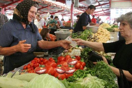 Un nou pericol! Mai multe roșii modificate genetic au mușcat clienții într-o piață din București