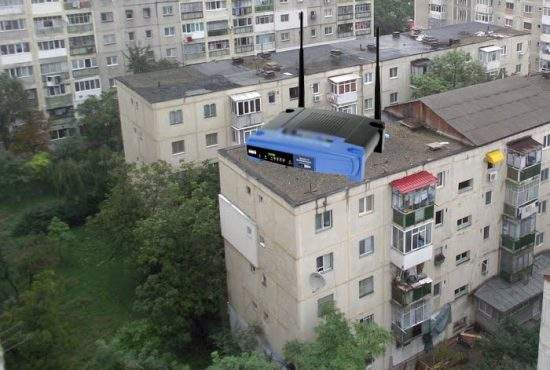 Sătul de netul prost din hoteluri, un român şi-a construit un router de 10 tone care bate până la mare