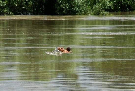 Un tânăr a devenit erou naţional după ce s-a salvat singur de la înec