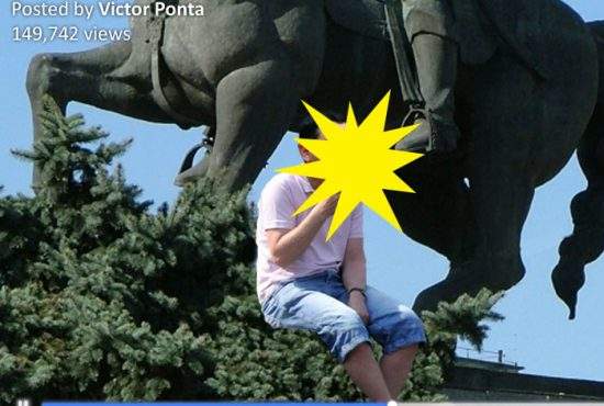 Ponta recidivează! S-a filmat sub calul lui Mihai Viteazul ţinând în gură ceva ce părea a fi un salam