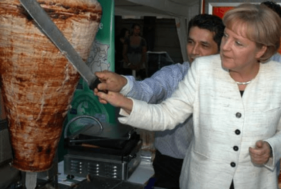 Veşti bune pentru absolvenţii de facultate: S-au mărit salariile la McDonalds şi Dristor Kebab