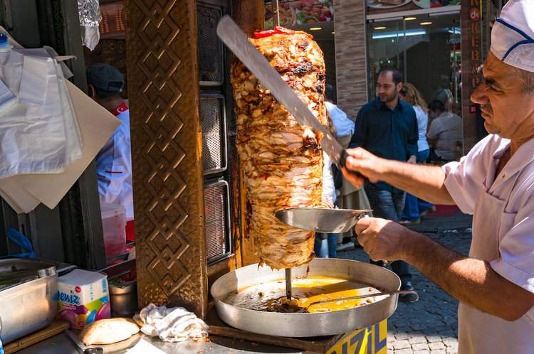 Au început admiterile: 6 pe un loc la McDonalds, 13 pe un loc la Dristor Kebab