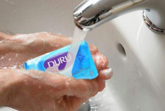 Majoritatea românilor se spală cu săpun, dar nu-l scot din ambalaj, să țină mai mult
