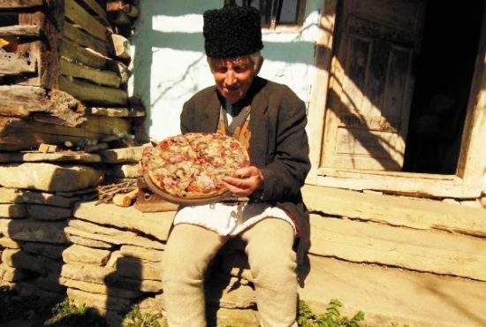 Tradiție în pericol! Într-un sat din Apuseni nu se mai găsește mozzarella pentru pizza țărănească