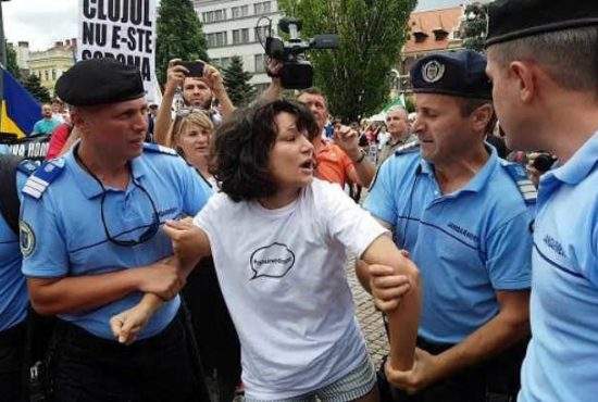 10 lucruri despre scandalul cu actrița săltată de jandarmi la mitingul anti-gay din Cluj