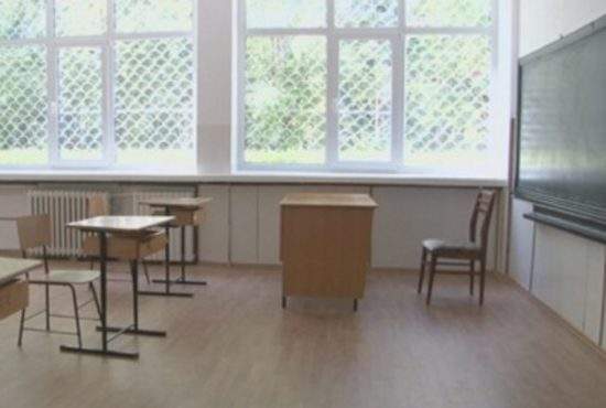 Închiderea şcolilor afectează mii de profesori: „Stăm de zile întregi fără şpagă, ca ultimii oameni”