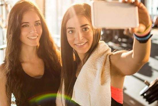 Asta înseamnă ambiţie! O femeie a postat 50 de selfie-uri la sală într-o oră de zumba