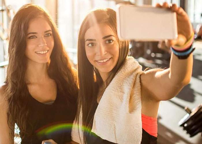 Asta înseamnă ambiţie! O femeie a postat 50 de selfie-uri la sală într-o oră de zumba