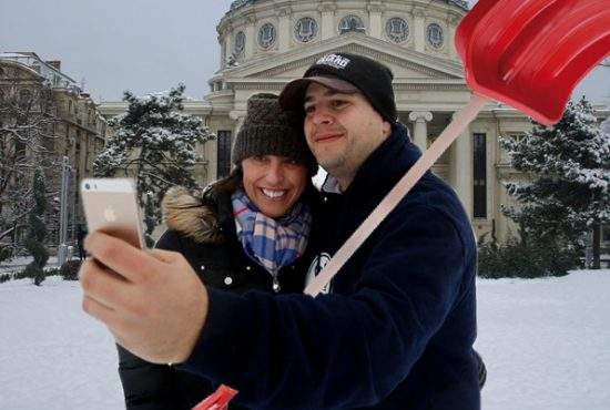Dacă e să te iei după selfiurile de pe Facebook, România a fost deszăpezită complet de 8 ori!