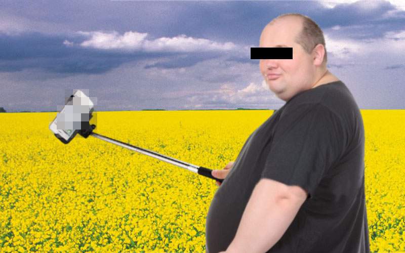 Selfie stickul a fost gândit inițial pentru bărbaţii care nu-şi văd penisul de burtă