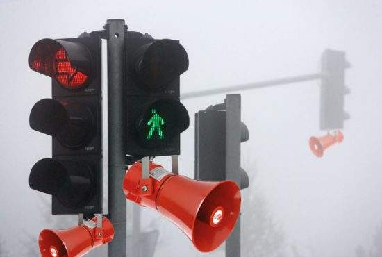 Mult mai simplu! Semafoarele din Bucureşti vor claxona automat, singure, când se face verde