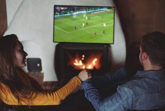 Ingenios! Un bărbat şi-a pus şemineu sub televizor, ca să se uite romantic la meci împreună cu soţia