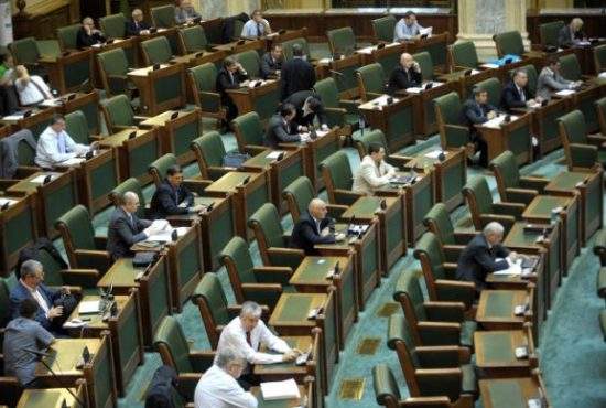 Noua lege îi afectează și pe senatorii care au votat-o! De acum vor mânca 51% căcat românesc
