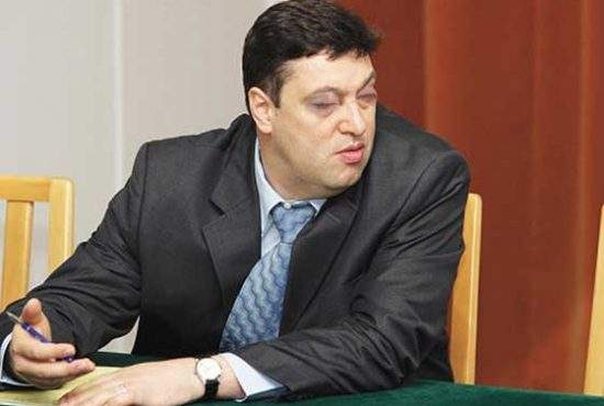 Ca să nu mai facă mizerii, pesedistul Șerban Nicolae e încurajat de români să doarmă în Parlament