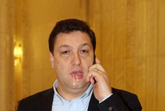 Șerban Nicolae e atât de prost încât are un consilier angajat să-i șteargă scuipatul care-i curge din gură