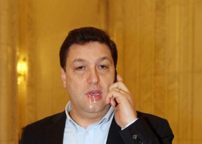 Șerban Nicolae e atât de prost încât are un consilier angajat să-i șteargă scuipatul care-i curge din gură