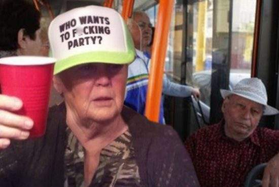 Premieră: un pensionar și-a serbat ziua de naștere în autobuz, cu prietenii