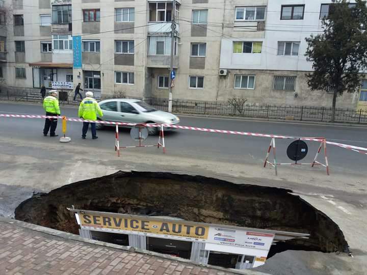 În București gropile s-au mărit atât de mult încât s-au deschis service-uri auto în ele