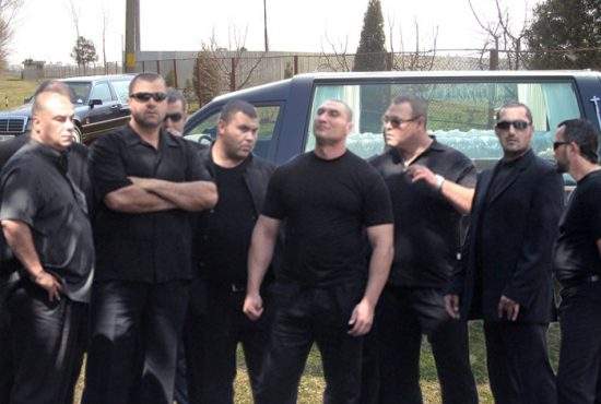 O firmă din Vaslui oferă servicii funerare complete: „La cerere, ţi-l şi omorîm”