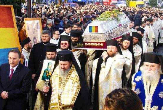 Românii s-au adunat la Patriarhie pentru a atinge moaştele Sfântului 1 Decembrie