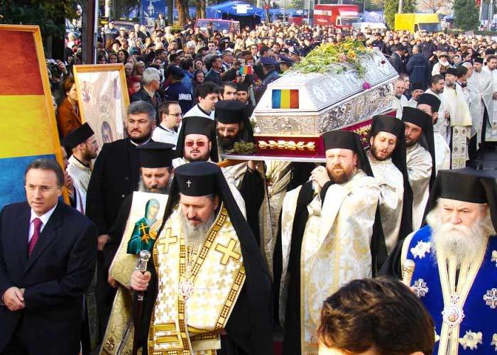 Românii s-au adunat la Patriarhie pentru a atinge moaştele Sfântului 1 Decembrie