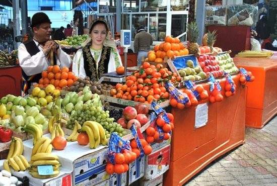 Un sibian excentric vinde banane şi portocale într-o piaţă din Bucureşti