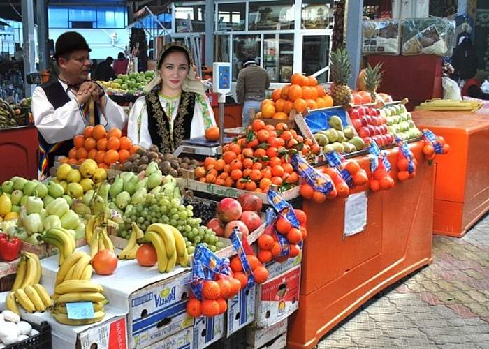 Un sibian excentric vinde banane şi portocale într-o piaţă din Bucureşti