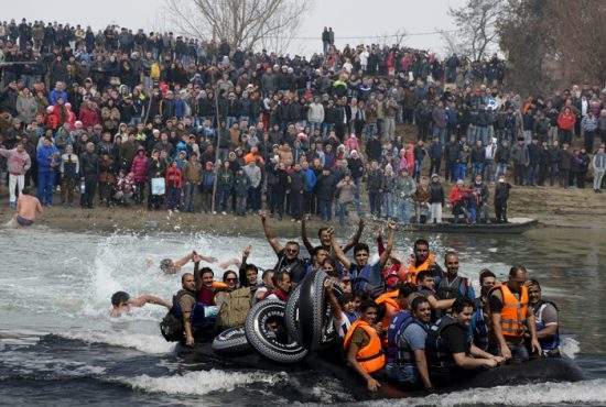 Participare record în Mehedinţi. S-au aruncat în Dunăre după cruce 20.000 de sirieni