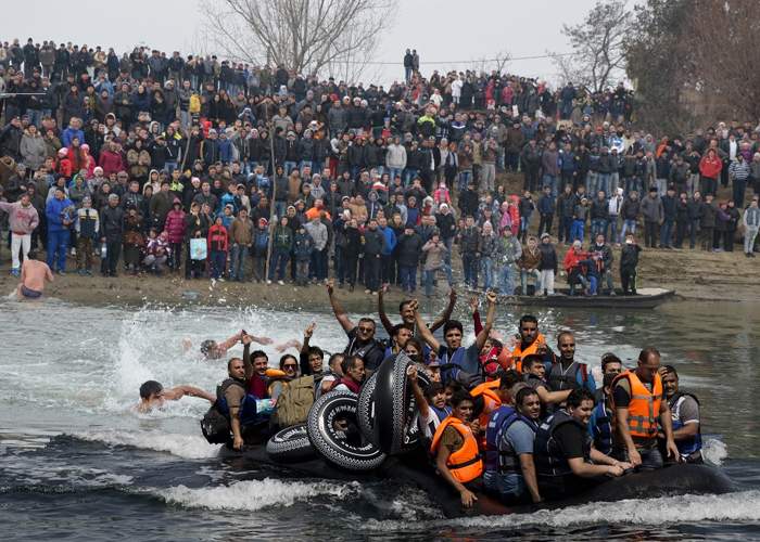 Participare record în Mehedinţi. S-au aruncat în Dunăre după cruce 20.000 de sirieni