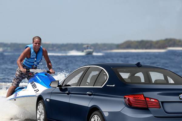 De Ziua Marinei, pe litoral se simulează o bătălie navală între cocalarii cu skijet şi cei intraţi cu BMW-ul în mare