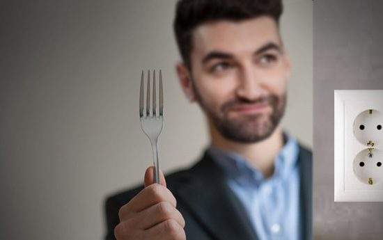 Smiley nu se lasă bătut: acum apare într-o reclamă în care bagă o furculiță în priză