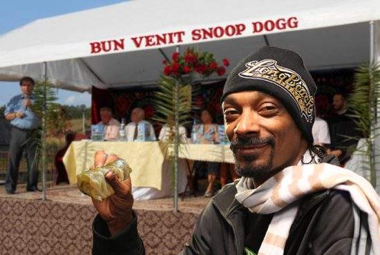 Sătenii din Bogata, impresionaţi de Snoop Dogg: Rulează sarmalele mai bine decât noi!