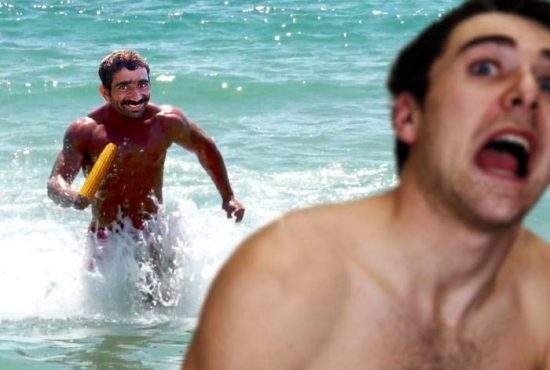 Normalitate! Turiştii care intră în mare când e steag roşu vor fi sodomizaţi cu un cocean de vânzătorii de porumb