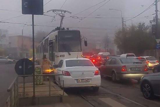 BUCUREȘTI. Tramvai deraiat după ce vatmaniţa s-a dat din calea unei şoferiţe