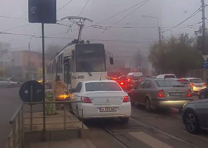 BUCUREȘTI. Tramvai deraiat după ce vatmaniţa s-a dat din calea unei şoferiţe