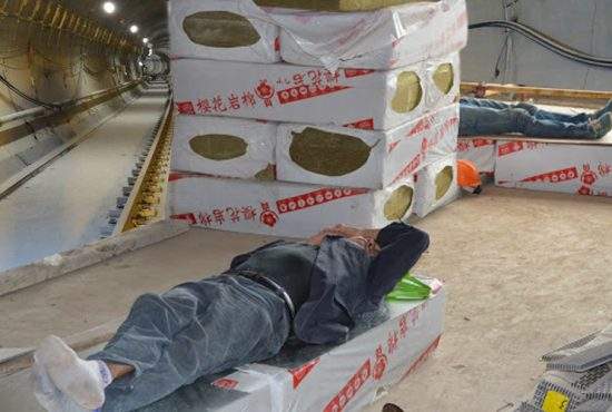 Care caniculă? Muncitorii de la metroul Drumul Taberei dorm duşi, în tunel sunt 15 grade