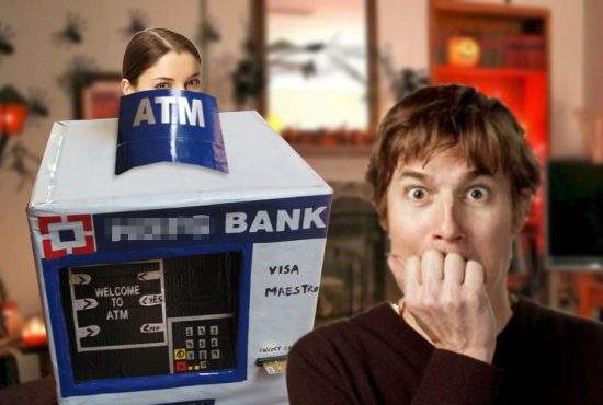 Halloween oribil. O femeie s-a deghizat în bancomat şi i-a înghiţit cardul soţului