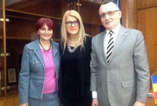 Bravo, români! Deși codași la consumul de săpun și pastă de dinți, suntem primii la spălat pe creier