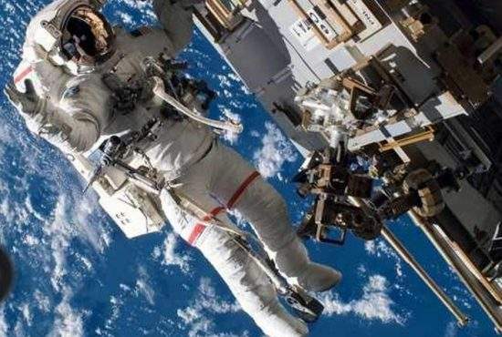 Astronauţii de pe Staţia Spaţială Internaţională se plâng că Dumnezeu sună la uşă şi apoi fuge